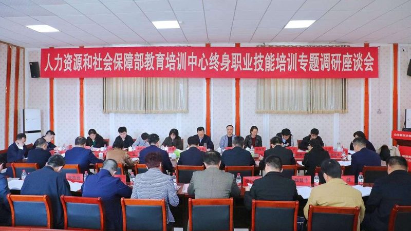 在选择会计实操培训课程时，除了关注书本费是否包含外，还需关注以下费用明细：
